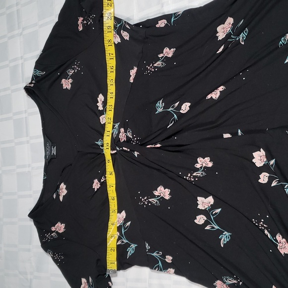 ๐งโ๐10/10๐งโ๐Michel studio collection floral flowy tee with knotted front - Picture 5 of 7